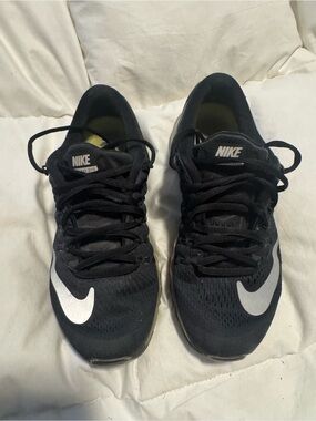 Nike Men’s Black Athletic Sneakers with White Swoosh